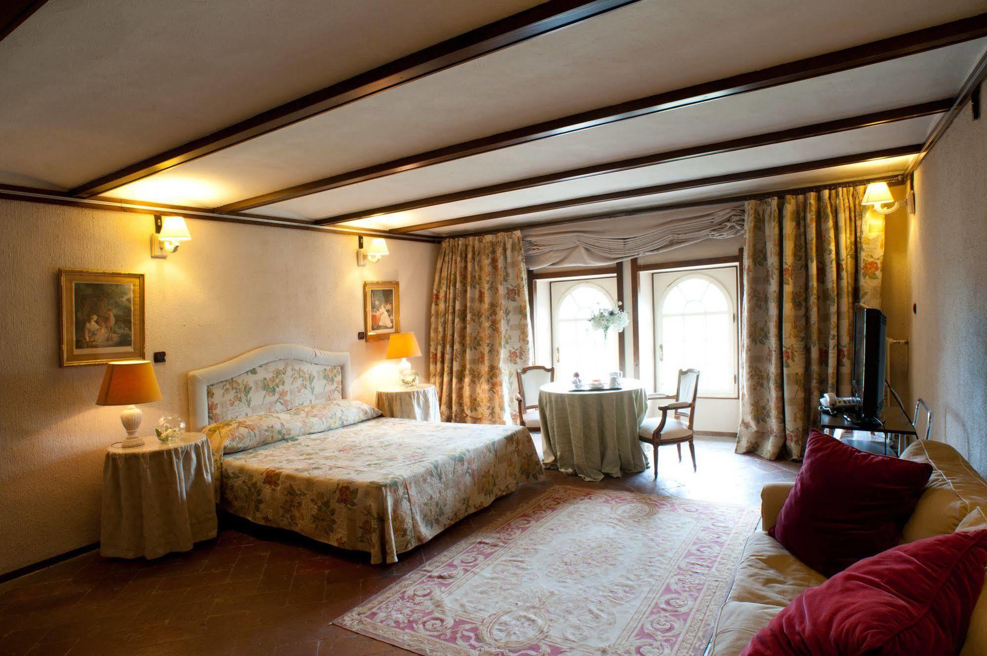 Relais Del Castello Di Oviglio Hotel Bagian luar foto